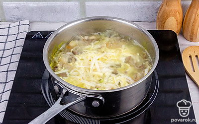 Добавьте к супу тертый сыр и сливки, по вкусу соль и молотый перец, перемешайте, прогрейте и снимите с огня.