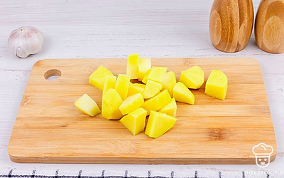 Порежьте картофель на кусочки среднего размера.