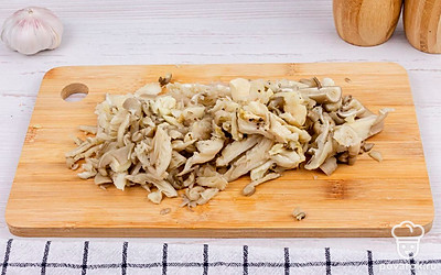 Шампиньоны нарежьте тонкими пластинами.