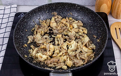 Возьмите сковороду, смажьте ее подсолнечным маслом и обжарьте на ней грибы, периодически помешивая, до образования золотистости.
