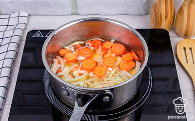 Возьмите кастрюлю, сложите туда все нарезанные овощи и измельченный чеснок, залейте водой и поставьте на огонь, доведите до кипения.