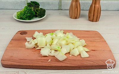 Нарежьте репчатый лук.