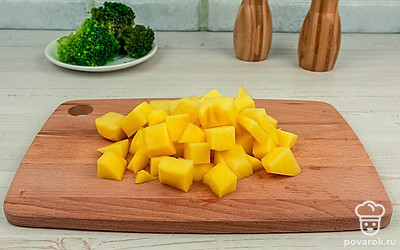 Нарежьте кубиками картофель.