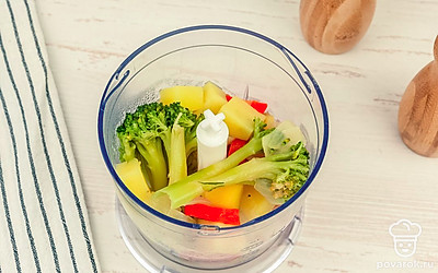 Поместите все овощи и зелень в чашу блендера.