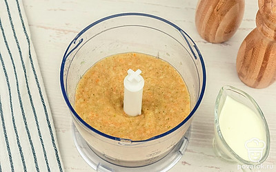 Измельчите овощи и зелень блендером до однородности.