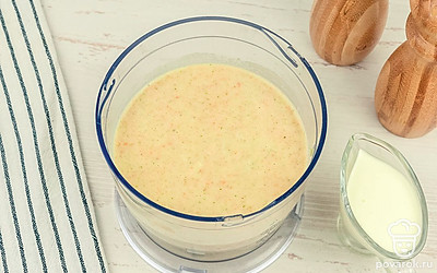 Влейте в чашу блендера сливки и взбейте блендером до однородности.