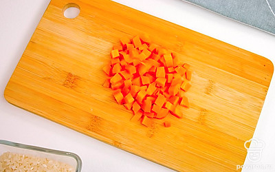 Нарежьте морковь небольшими кубиками.