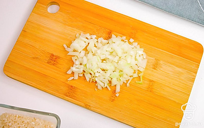 Репчатый лук нарежьте также небольшими кубиками.