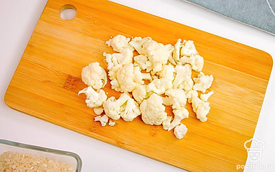 Цветную капусту нарежьте произвольно на небольшие кусочки.