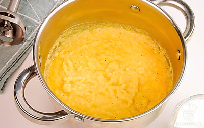 Когда овощи и рис сварятся, снимите их с огня. Измельчите все до однородной консистенции при помощи погружного блендера.