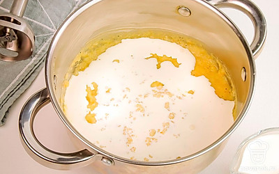 Добавьте в суп сливки и перемешайте.