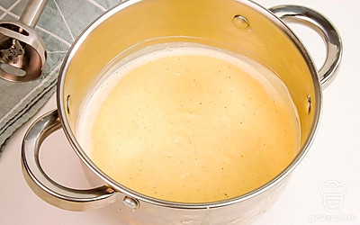 Прогрейте крем-суп на небольшом огне: как только он закипит, снимите его с огня. Доведите крем-суп до вкуса – немного посолите его. Готово.