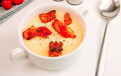 Подайте крем-суп, украсив пшеничными гренками или сухариками.