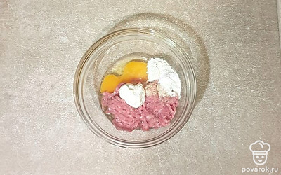 Фарш выложите в миску. Добавьте яйцо, муку, сметану и специи.