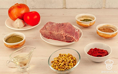 Снимите шелуху у чеснока и лука. Помойте мясо. Чтобы чечевица быстрее варилась и лучше усваивалась организмом замочите ее на ночь в теплой воде.