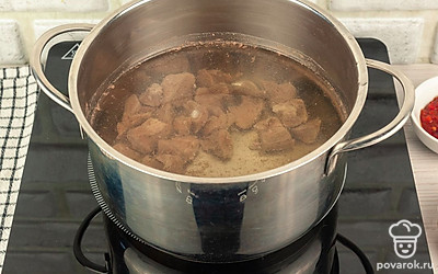 Положите в кастрюлю нарезанное крупными кубиками мясо, залейте его водой и доведите до кипения. Далее варите мясо на среднем огне. Снимите пену. Накройте кастрюлю крышкой как только пена перестанет образовываться, варите мясо 30 минут.