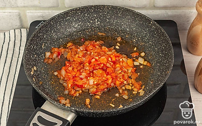 Нарежьте мелкими ломтиками лук, чеснок и помидоры. Предварительно разогрейте сковороду с маслом, выложите на нее лук и чеснок. После того, как овощи станут мягкими, добавьте помидоры и соус ткемали, перемешайте ингредиенты. Обжаривайте овощи еще пару минут.