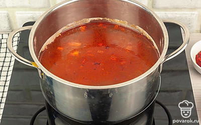 Содержимое сковороды пересыпьте в кастрюлю, добавьте чечевицу, посолите и поперчите суп по вкусу. Варите суп на протяжении 30 минут.