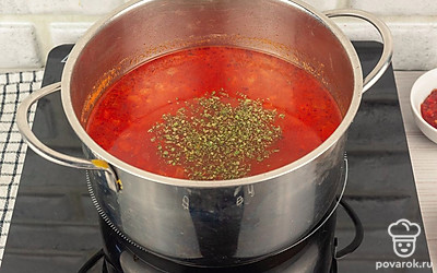 Добавьте в суп специи, чеснок и мелко нарубленную свежую зелень. Варите харчо по-грузински 5 минут.