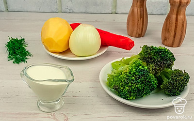 Хорошо помойте все овощи. Отварите картошку, брокколи, лук и морковь. Все овощи почистите.