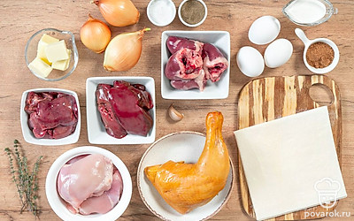 С чеснока и лука снимите шелуху. Промойте все мясные продукты и обсушите их. Ополосните тимьян. Подготовьте мясорубку. 