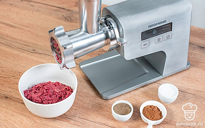 Приготовьте паштет. Как можно мельче порежьте ножом все мясные продукты. Пропустите все через мясорубку вместе со 80 г сливочного масла. Приправьте массу солью, перцами, мускатным орехом и перемешайте.