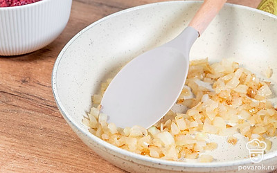 Приготовьте зажарку. Лук и чеснок порежьте мелко и обжарьте на оставшемся масле 3 минуты до мягкости. Взбейте яйцо с желтком, добавьте лук и чеснок. Порубите и всыпьте к ним тимьян. Все положите в фарш и вымесите. Фарш выложите на пленку, разровняйте, накройте сверху еще пленкой и отправьте на 2 часа в холодильник, а потом на 20 минут в морозилку.