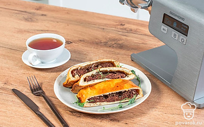 Разделите горячий пирог с паштетом на порции и подайте, украсив микрозеленью.