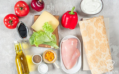 Помойте куриное филе. При необходимости очистите курицу от пленки и жилок. Ополосните овощи. Снимите с лука шелуху, удалите у перца плодоножку и семена. Натрите сыр на средней терке. Подготовьте сковороду.