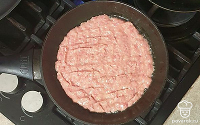 На разогретую сковороду выложите подготовленный фарш и распределите. Жарьте около 5 минут на небольшом огне.