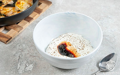 Выложите в пиалу всю сметану. Добавьте к ней соевый соус, молотый перец и соль. Перемешайте все ингредиенты до получения однородной массы.