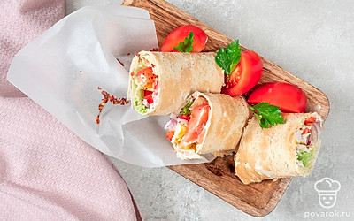 Разрежьте ролл с курицей пополам и выложите на деревянную дощечку для подачи. Если у вас остался соус, переложите его в пиалу и подайте вместе с блюдом.