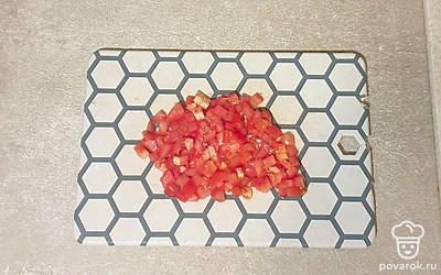 Помидор нарежьте мелким кубиком.