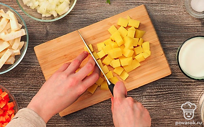 Удобно расположите все продукты. Промойте водой сельдерей, морковь, картофель. Очистите от кожуры лук, морковь, картофель и чеснок. Ножом мелко нарежьте чеснок с луком. Корень сельдерея нарежьте брусочками. Морковь и картофель нарежьте кубиками.