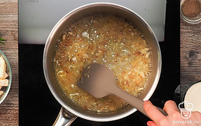 Приготовьте лук и чеснок. Чеснок с луком обжарьте на сливочном масле до прозрачности, около 5-7 минут, сложите в кастрюлю.