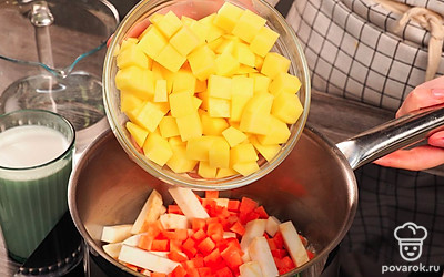 Подготовьте оставшиеся овощи. Корень сельдерея, морковь и картофель добавьте в кастрюлю к зажарке из лука и чеснока.