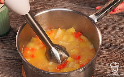 Сделайте суп-пюре. Когда все ингредиенты в супе будут готовы, измельчите их в пюре при помощи блендера. Влейте в кастрюлю сливки, посолите и поперчите. Снова верните кастрюлю на огонь и доведите до кипения.