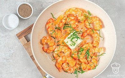 Когда креветки будут готовы, добавьте к ним сливочное масло, соль и перец по вкусу и тщательно перемешайте. Измельчите веточки зелени, добавьте к креветкам и еще раз перемешайте. После этого снимите морепродукты с огня и слегка остудите.