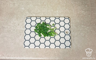 Зеленый лук промойте, просушите и мелко нашинкуйте.