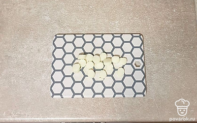 Сыр нарежьте небольшими кусочками.