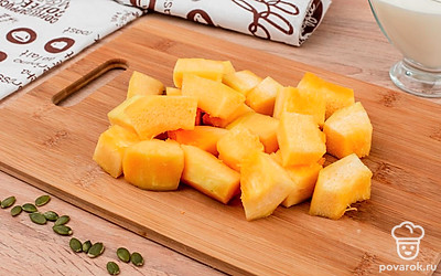 Тыкву нарежьте крупными кубиками.