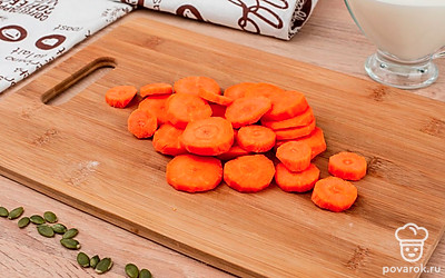 Морковь нарежьте крупными кружочками.
