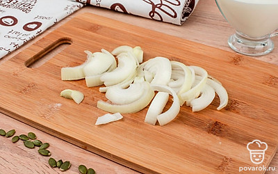 Репчатый лук нарежьте полукольцами.