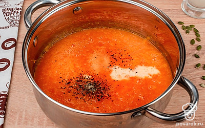 Приправьте суп солью и перцем. Добавьте щепотку сахара и сливки.