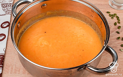 Прогрейте суп. Когда он снова закипит, снимите его с огня.