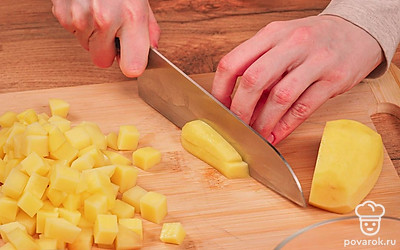 Тщательно промойте сушеные грибы и залейте их холодной водой на 1 час. Морковь почистите и натрите на крупной тёрке, а лук почистите и мелко нашинкуйте. Перловку переберите, промойте и также замочите на 1 час. Картофель почистите и нарубите крупными кубиками.