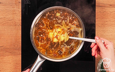 Сварите суп. Налейте в кастрюлю воду. Вскипятите. Добавьте грибы и перловку. Оставьте вариться на 30 минут на среднем огне. В это время обжарьте на разогретом в сковороде масле лук и морковь. По истечении получаса добавьте в кастрюлю картофель и зажарку из моркови и лука. Посолите. Томите суп на маленьком огне еще примерно 30 минут или до готовности перловки.