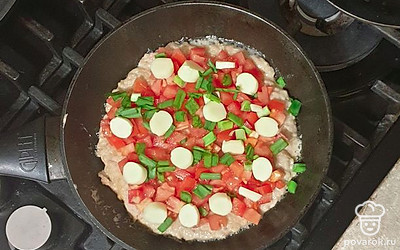 Основу из фарша переверните на другую сторону. Сверху выложите помидор, лук и сыр. Слегка посолите. Накройте крышкой и жарьте на маленьком огне 10 минут.