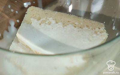 Отрежьте у батона корочки, залейте мякиш молоком. 