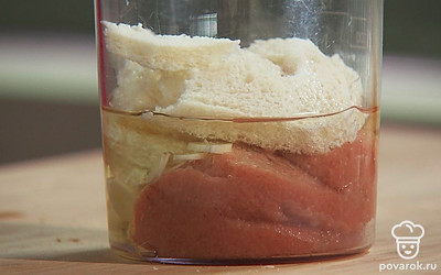 Положите в чашу или стакан блендера икру трески, измельченный чеснок, размягченный мякиш батона, растительное масло. Перебейте до однородности. 